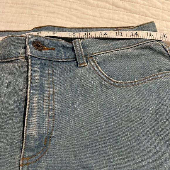 D & Co Denim + Company light wash jean shorts size 12 - Picture 5 of 9